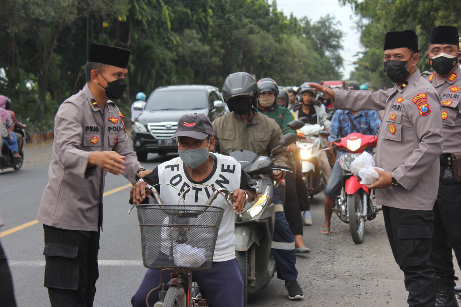 Polres Probolinggo Peringati Nuzulul Quran dengan Aksi Bagi-bagi Takjil