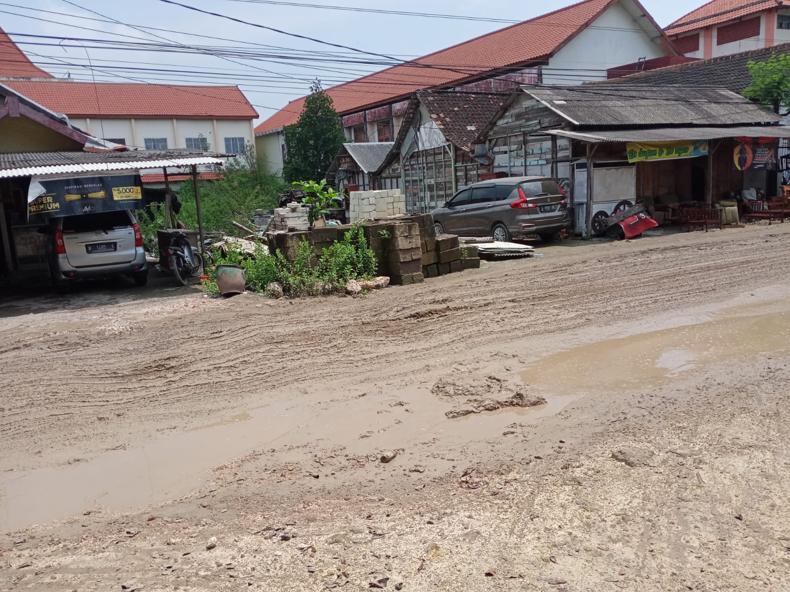 Dampak Jembatan Putus, Jalan Alternatif di Lamongan ini Semakin Rusak