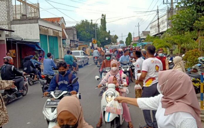 Bersama PIRA dan SATRIA, PAC Partai Gerindra Kecamatan Bungah Bagi-bagi Ratusan Takjil