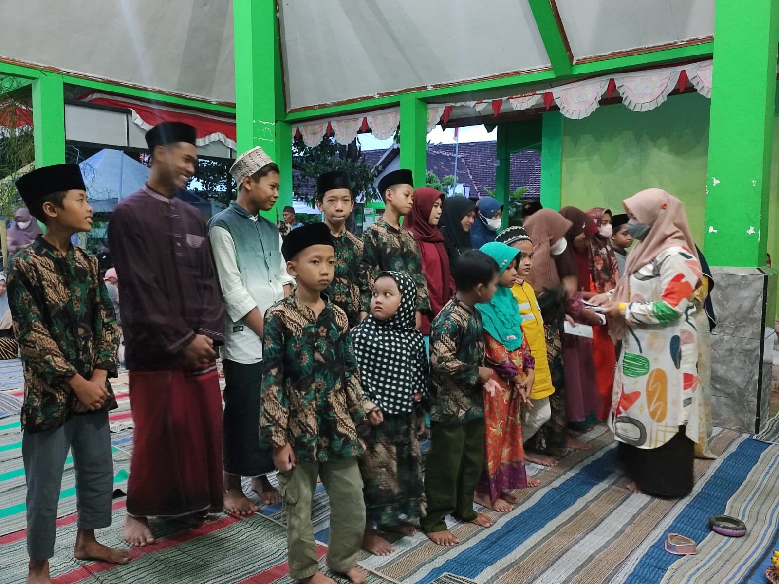 Berbagi Kasih Bulan Ramadan, Pemdes Sukorejo Gresik Santuni Anak Yatim Piatu