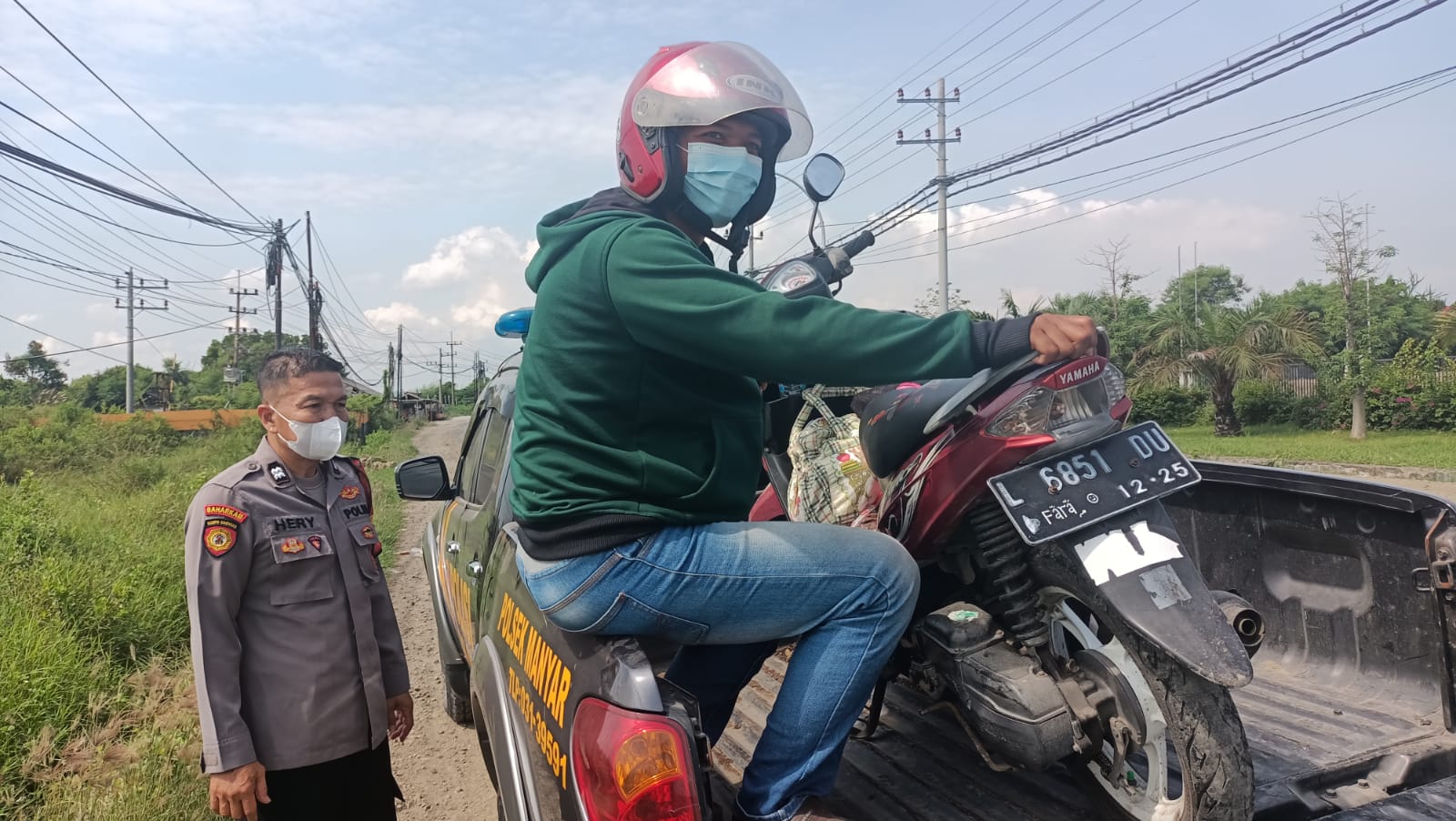 Aksi Polisi Gresik Antar Pemudik ke Bengkel Gegara Motor Mogok di Jalan