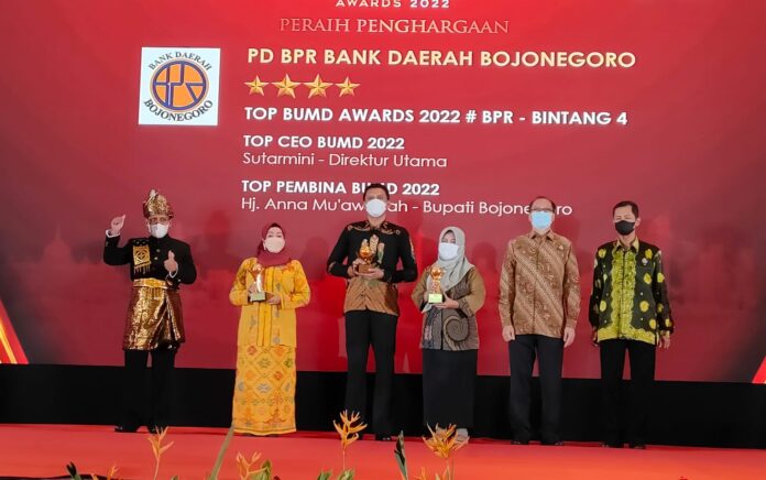 Bupati Bojonegoro Raih Penghargaan TOP Pembina BUMD Awards 2022