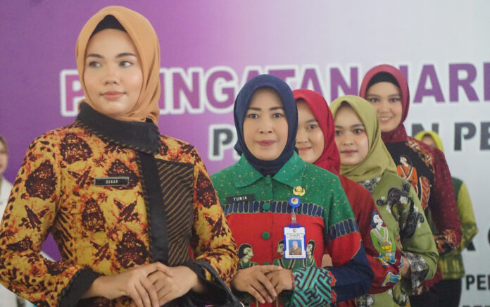 Yuni Arba'atun: Juara Lomba Cipta Busana Kerja Khas Bojonegoro