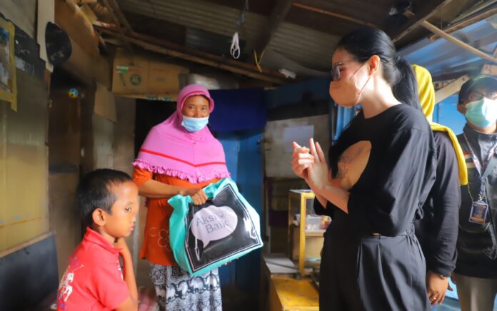 Arumi Bachsin Bagi Sembako di Kampung Sepeda Air Sukolilo Surabaya