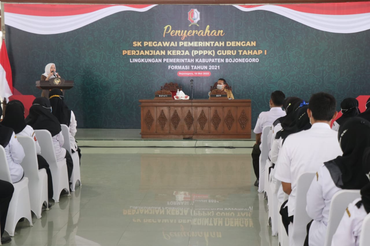 Selembar Penghargaan Pengabdian Para Guru di Bojonegoro