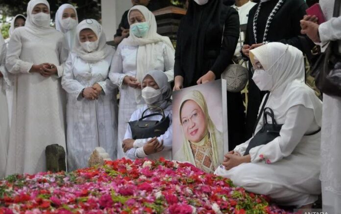 Pesan Almarhumah Nyai Lily Kepada Khofifah Sebelum Wafat