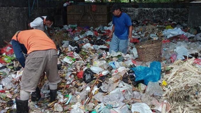 Sampah di Lamongan Menumpuk Selama Libur Lebaran
