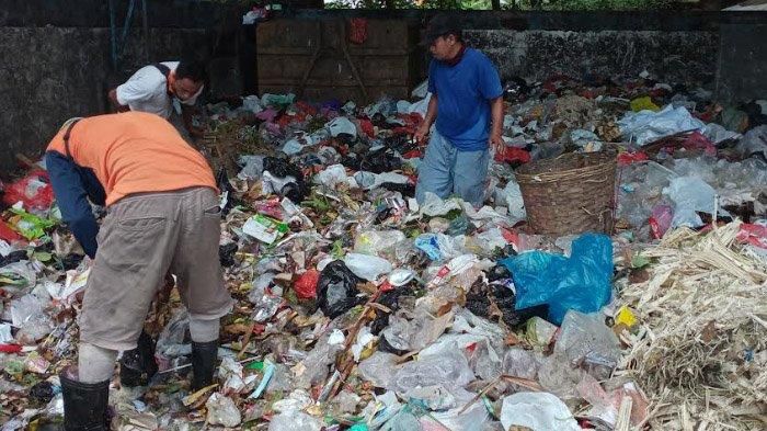 Sampah di Lamongan Menumpuk Selama Libur Lebaran