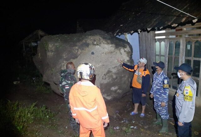 Setelah Hujan Deras Mengguyur, Batu Besar dari Bukit Hampir Menimpa Sekeluarga