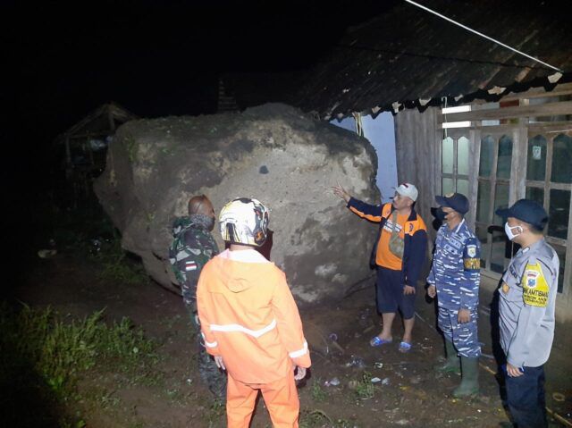 Setelah Hujan Deras Mengguyur, Batu Besar dari Bukit Hampir Menimpa Sekeluarga