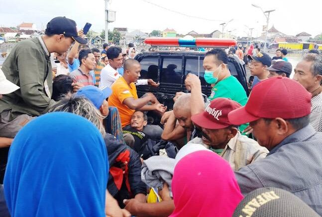 Perahu Kandas, Nelayan Situbondo Lima Jam Bertahan di Tengah Laut