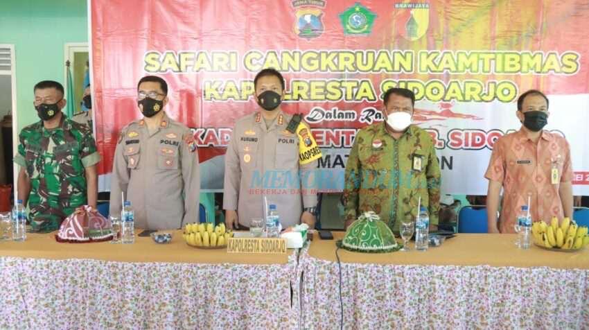 Jaga Kondusifitas Pilkades, Kapolresta Sidoarjo Nyangkruk Bareng Cakades di Jabon