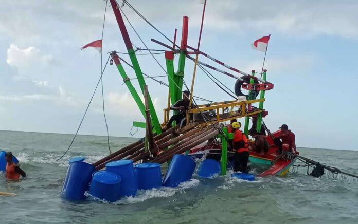 Dihantam Gelombang Tinggi Cuaca Ekstrem, Perahu Nelayan Tuban Tenggelam