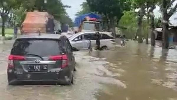 Banjir Menggenangi Jalur Pantura Probolinggo-Situbondo