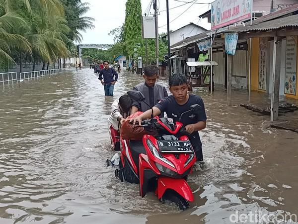 Banjir Merendam Jalan Utama di Probolinggo, Akses Warga Tiga Kecamatan Terkendala