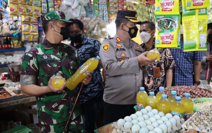 Sidak Minyak Goreng Curah di Pasar Tradisional, Kapolres dan Dandim Gresik Pastikan Harga Stabil