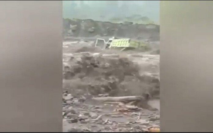 Truk Tambang Pasir Terseret Banjir Lahar Dingin Semeru