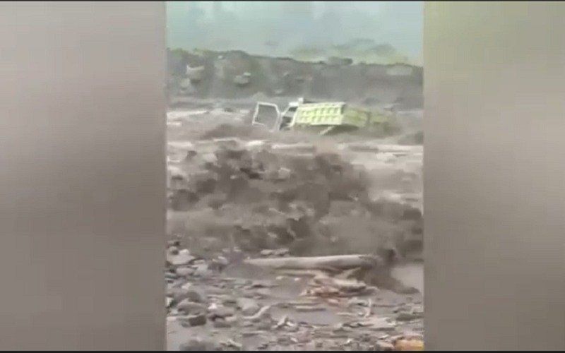 Truk Tambang Pasir Terseret Banjir Lahar Dingin Semeru