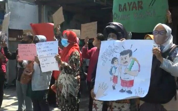 Puluhan Guru di Surabaya Kepung Rumah Mantan Bendahara KPRI Tagih Uang 2 M