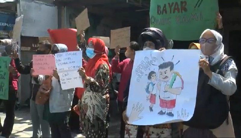 Puluhan Guru di Surabaya Kepung Rumah Mantan Bendahara KPRI Tagih Uang 2 M