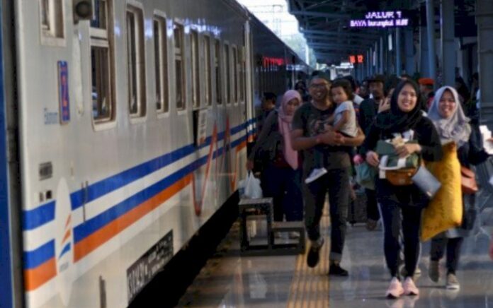 Lonjakan Penumpang Arus Balik di Stasiun Pasar Turi Surabaya