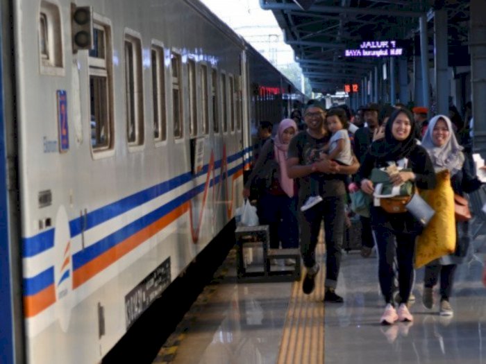 Lonjakan Penumpang Arus Balik di Stasiun Pasar Turi Surabaya