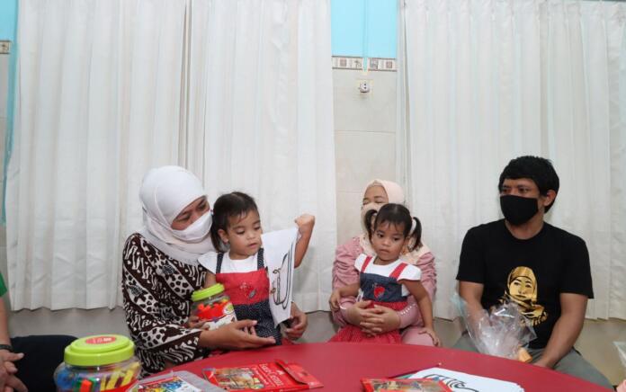 Khofifah Apresiasi ke Tim Dokter Atasi Kembar Siam Asal Lombok