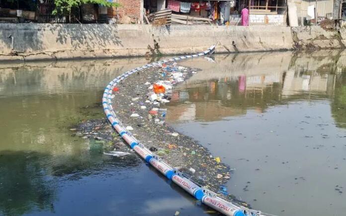 Alat Penjebak Sampah Dipasang di Kali Surabaya