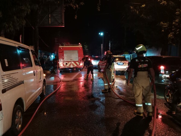 Tanah Bercecer di Jalan, Damkar Bojonegoro Segera Ambil Tindakan