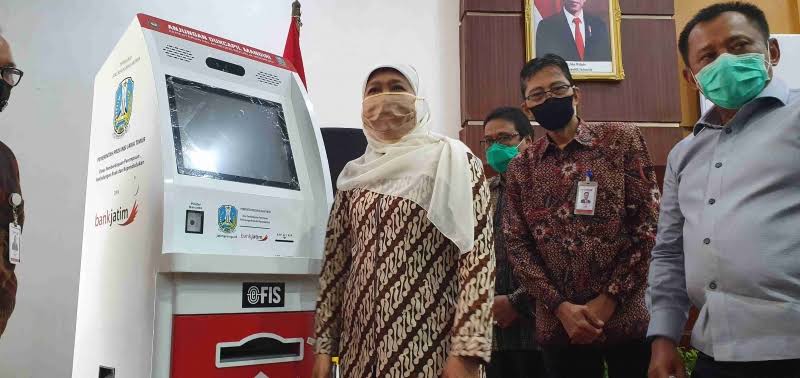 Dekatkan Akses Masyarakat, Khofifah Serahkan Mesin Dukcapil