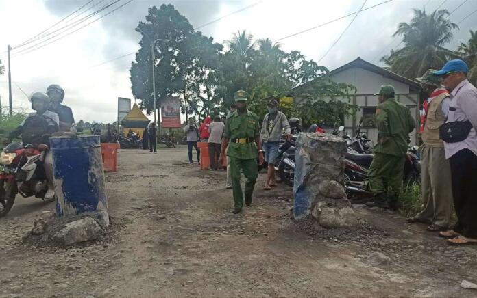 Jalan Rusak Karena Truk Tambang Over Kapasitas, Warga: Kita Jaga 24 Jam