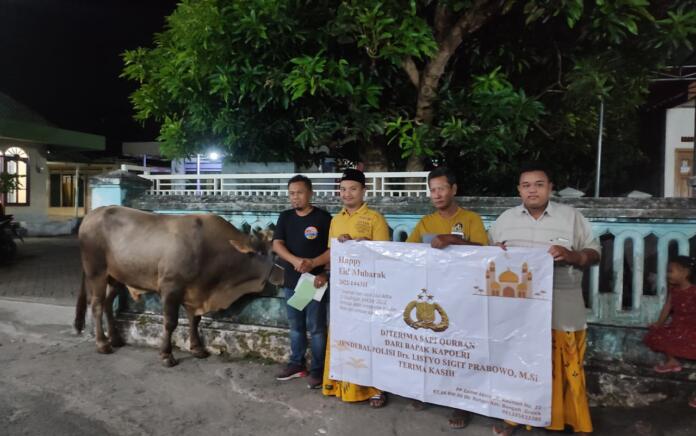 Kado Idul Adha, Kapolri Bantu Sapi Kurban Ponpes Zainal Abidin Bungah Gresik