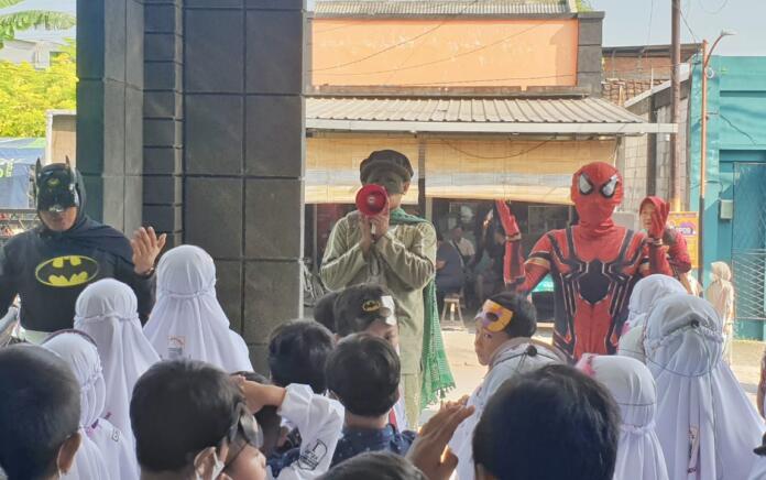 Hari Pertama Masuk Sekolah, SDNU Nurul Ishlah Hadirkan Superhero