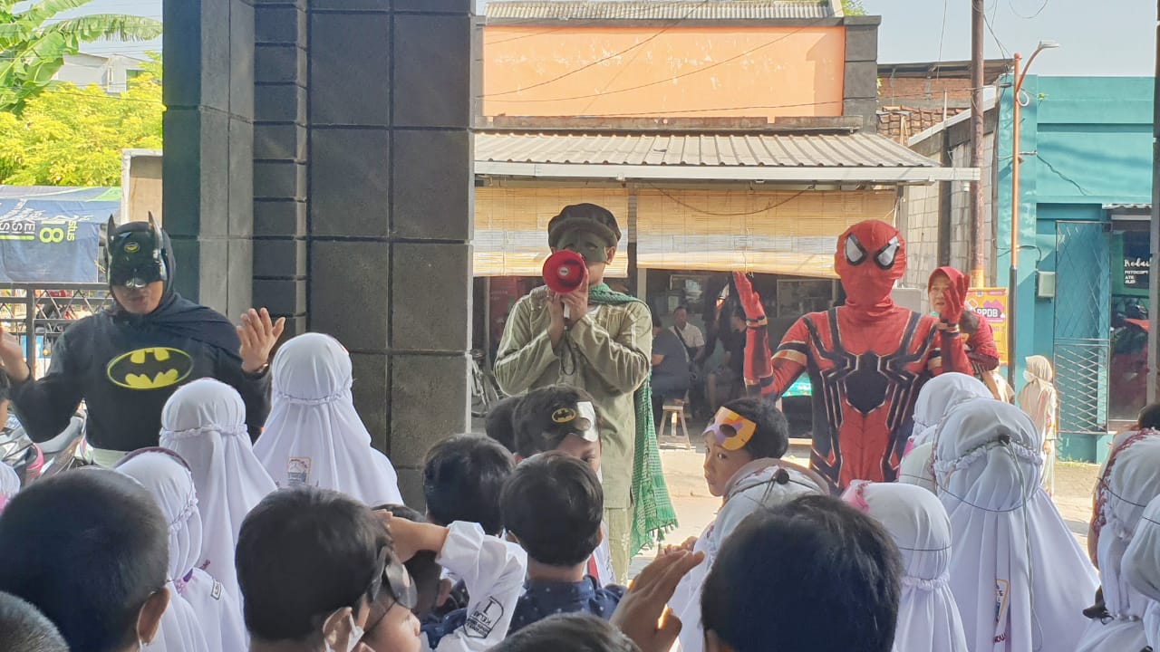 Hari Pertama Masuk Sekolah, SDNU Nurul Ishlah Hadirkan Superhero