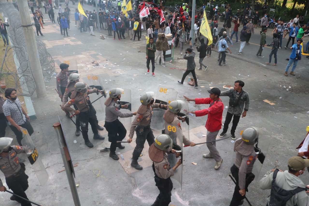 Tindakan Represif Aparat Polisi Probolinggo