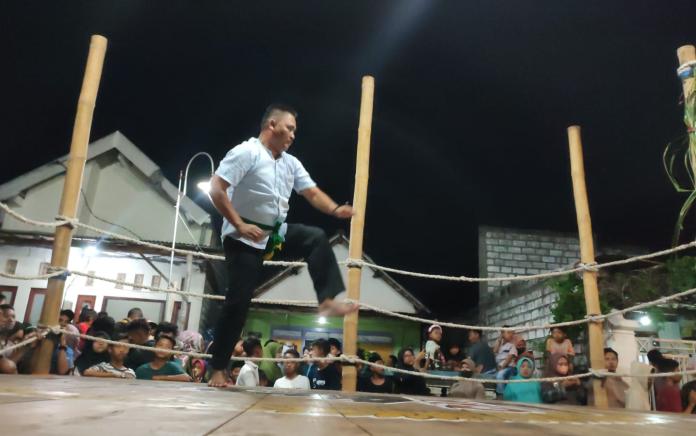 Bangga Seni Budaya Lokal, Legislator Gresik Ikut Tampil di Panggung Pencak Silat