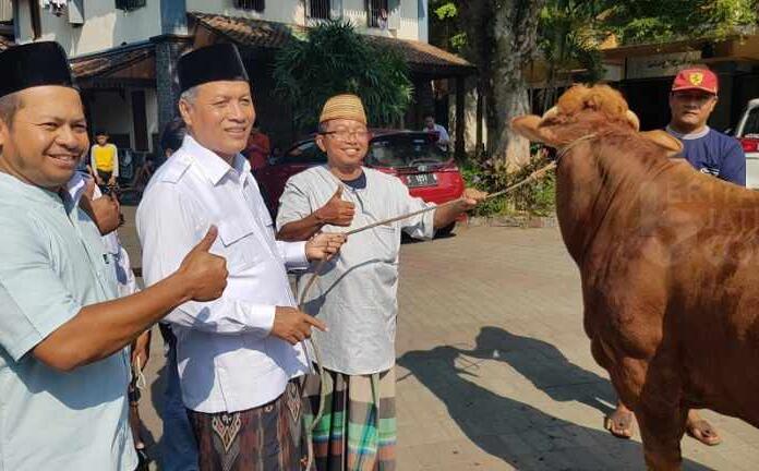 Menhan dan Gubernur Jakarta Kirim Sapi ke Tebuireng Jombang