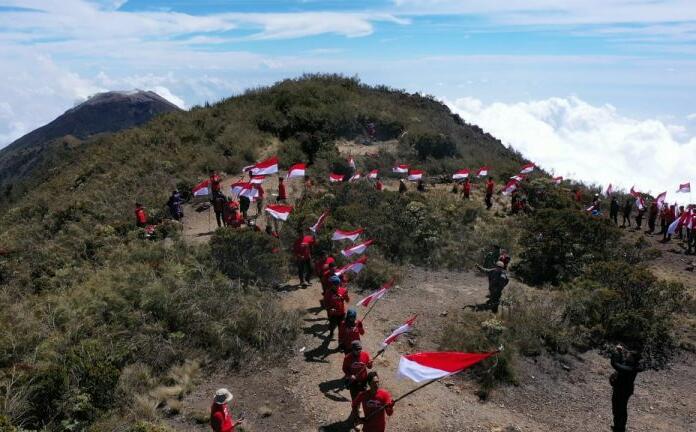 77 Merah Putih Berkibar di Gunung Arjuno, Khofifah: Apresiasi dan Terima Kasih