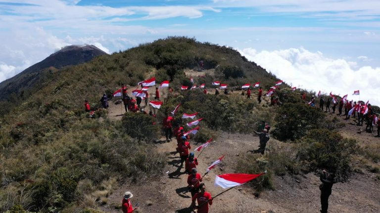 77 Merah Putih Berkibar di Gunung Arjuno, Khofifah: Apresiasi dan Terima Kasih