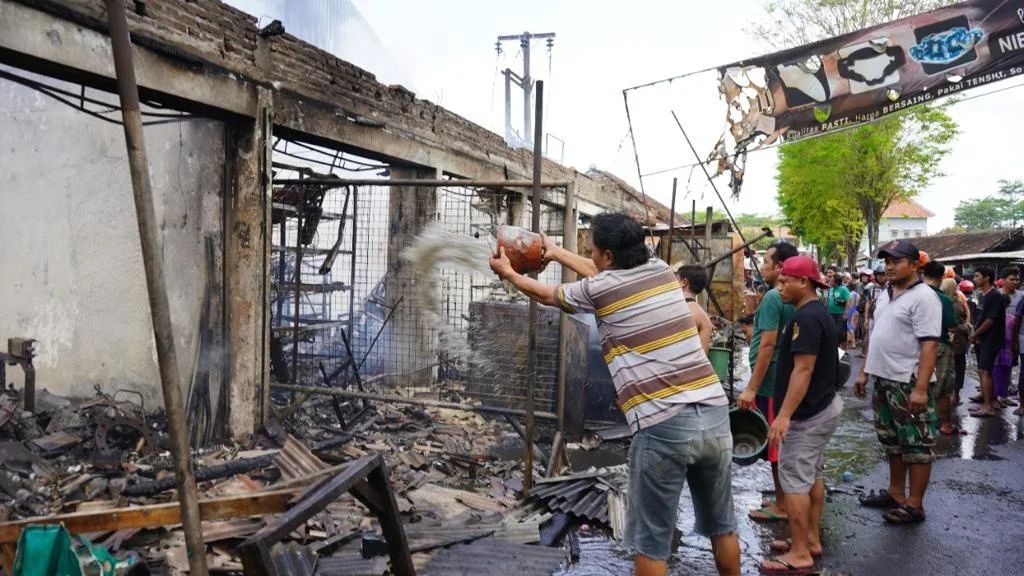 Sigap, Tim Pemadam Berhasil Atasi Kebakaran di Pasar Serangin Lumajang