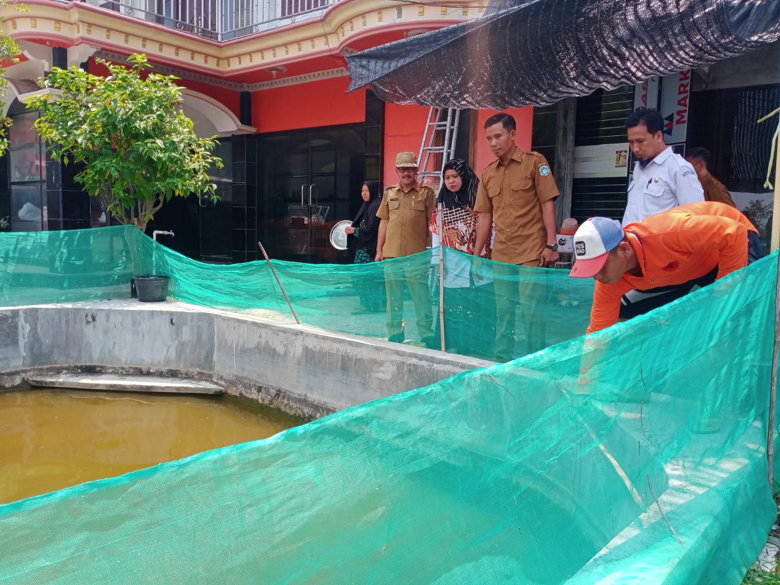 Energi Matahari di Petak Tambak Udang Warga Lamongan