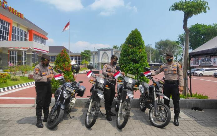 Hari Kemerdekaan RI ke-77, Semua Kendaraan Dinas Polres Gresik Dipasang Bendera Merah Putih