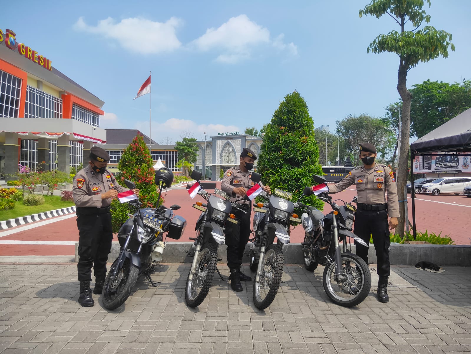 Hari Kemerdekaan RI ke-77, Semua Kendaraan Dinas Polres Gresik Dipasang Bendera Merah Putih