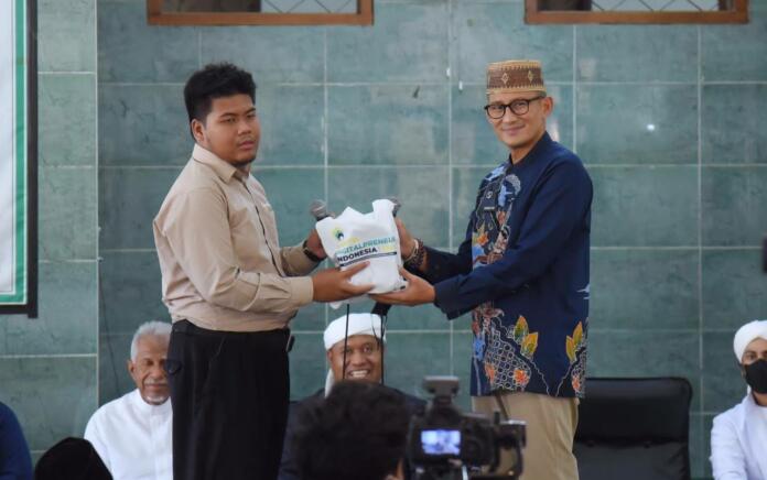 Santri Disabilitas Berprestasi di Bondowoso, Sandiaga Uno Berikan Fasilitas