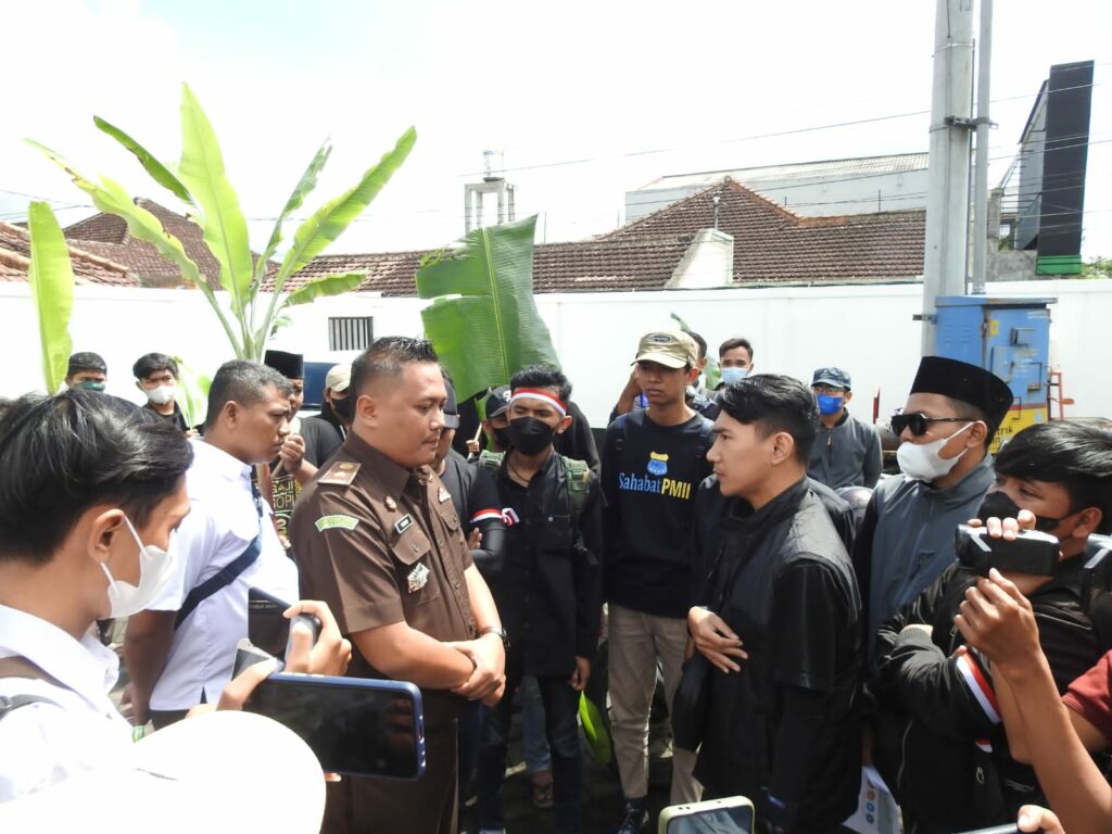 Datang dengan Pohon Pisang, PMII Lumajang Tuntut Penetapan Tersangka Maling Uang Negara