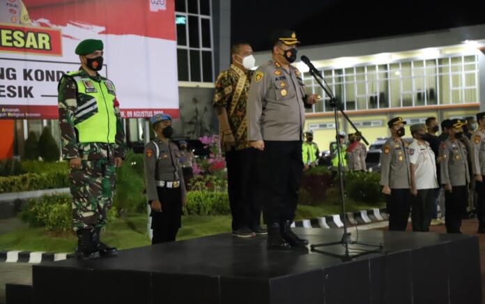 Patroli Skala Besar, TNI-Polri dan Satpol PP Gresik Bagikan Masker