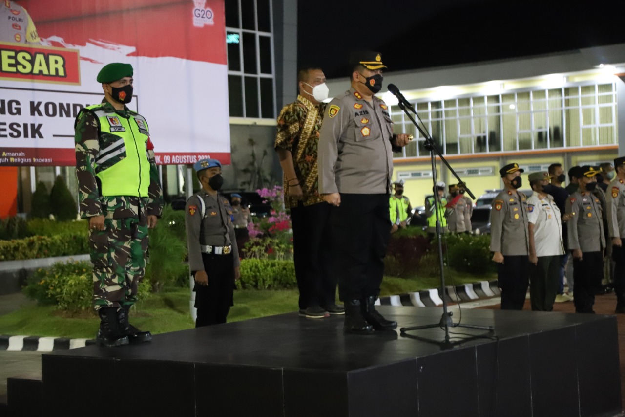 Patroli Skala Besar, TNI-Polri dan Satpol PP Gresik Bagikan Masker