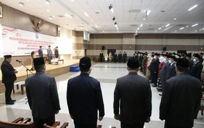 Plt Bupati Probolinggo Sematkan Tanda Kehormatan pada 248 Pegawai Negeri Sipil