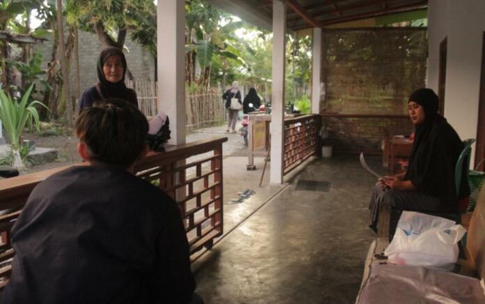 Mahasiswa KKN UNEJ Melakukan Sosialisasi Peduli Sampah Secara Door to Door