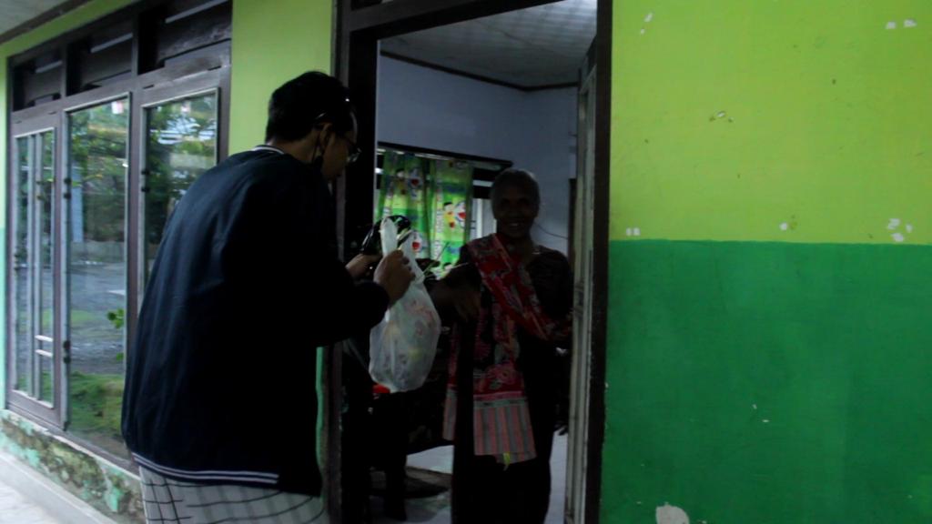 Mahasiswa KKN UNEJ Melakukan Sosialisasi Peduli Sampah Secara Door to Door